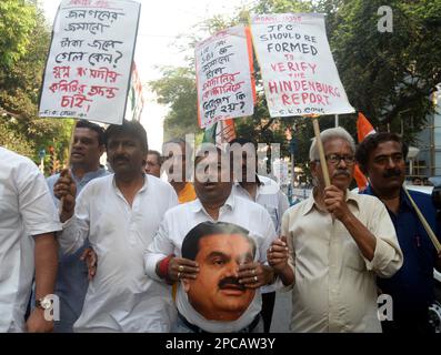 Nicht exklusiv: 13. März 2023, Kolkata, Indien: Die Aufruhr-Polizei stellt sich Kongressaktivisten, die sich einer Demonstration anschließen, um gegen Gautam Adani in fr Stockfoto