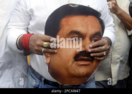 Nicht exklusiv: 13. März 2023, Kolkata, Indien: Die Aufruhr-Polizei stellt sich Kongressaktivisten, die sich einer Demonstration anschließen, um gegen Gautam Adani in fr Stockfoto