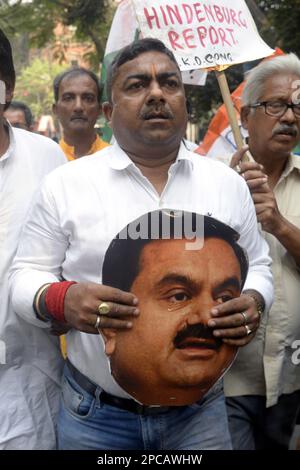 Nicht exklusiv: 13. März 2023, Kolkata, Indien: Die Aufruhr-Polizei stellt sich Kongressaktivisten, die sich einer Demonstration anschließen, um gegen Gautam Adani in fr Stockfoto