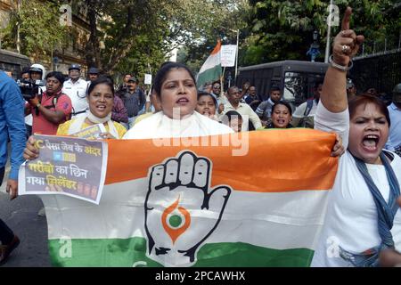 Nicht exklusiv: 13. März 2023, Kolkata, Indien: Die Aufruhr-Polizei stellt sich Kongressaktivisten, die sich einer Demonstration anschließen, um gegen Gautam Adani in fr Stockfoto