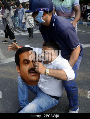 Nicht exklusiv: 13. März 2023, Kolkata, Indien: Die Aufruhr-Polizei stellt sich Kongressaktivisten, die sich einer Demonstration anschließen, um gegen Gautam Adani in fr Stockfoto