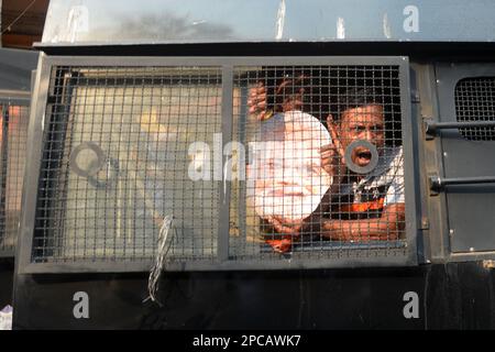 Nicht exklusiv: 13. März 2023, Kolkata, Indien: Die Aufruhr-Polizei stellt sich Kongressaktivisten, die sich einer Demonstration anschließen, um gegen Gautam Adani in fr Stockfoto