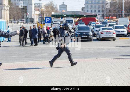 Chisinau, Moldawien - 12. März 2023: Polizei und Carabinieri sorgen während eines regierungsfeindlichen Protests für öffentliche Ordnung Stockfoto