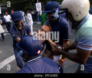 Nicht exklusiv: 13. März 2023, Kolkata, Indien: Die Aufruhr-Polizei stellt sich Kongressaktivisten, die sich einer Demonstration anschließen, um gegen Gautam Adani in fr Stockfoto