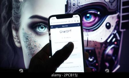 Mobiltelefon mit Chat GPT-4 Website künstliche Intelligenz Firma OpenAI LLC auf dem Bildschirm vor der Hälfte des menschlichen, halb android-Gesichts. Stockfoto