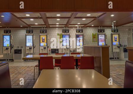 Blick auf das Innere des McDonald's-Restaurants mit Selbstbestellautomaten. New York, USA. Stockfoto