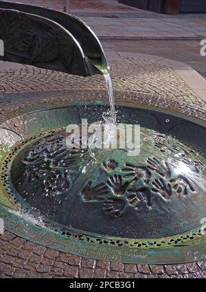 St. Patricks Day 2023 Irish Community Parade Orford LN Warrington zur Bridge Street IRA Bombing Memorial, Cheshire, Großbritannien Stockfoto