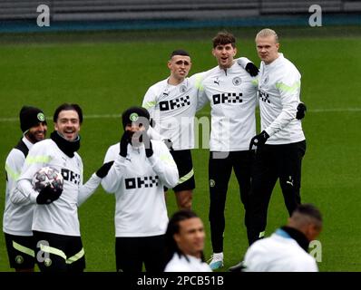 Etihad Stadium, Manchester, Großbritannien. 13. März 2023. Pressekonferenz und Training im Vorfeld des Spiels der UEFA Champions League 16 gegen RB Leipzig in Manchester, England. Die Spieler von Manchester City teilen einen Witz während eines offenen Trainings in der City Football Academy vor dem morgigen Spiel gegen RB Leipzig Credit: Action Plus Sports/Alamy Live News Stockfoto