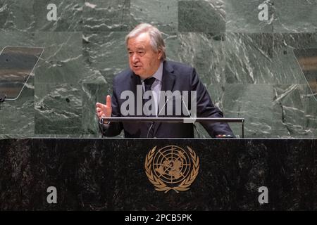 New York, USA. 13. März 2023. (230313) -- VEREINTE NATIONEN, 13. März 2023 (Xinhua) -- UN-Generalsekretär Antonio Guterres spricht auf einem Rathaustreffen mit der Zivilgesellschaft auf der 67. Sitzung der Kommission für die Rechtsstellung der Frau am UN-Hauptquartier in New York am 13. März 2023. Guterres warnte Montag, dass die digitale Kluft zwischen den Geschlechtern sich schnell zum neuen Gesicht der Ungleichheit zwischen den Geschlechtern entwickelt. (Eskinder Debebe/UN Foto/Handout über Xinhua) Kredit: Xinhua/Alamy Live News Kredit: Xinhua/Alamy Live News Stockfoto