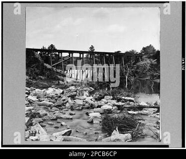 Baumbrücke auf der Südseite der Eisenbahn, in der Nähe von Petersburg, Virginia, April 1865. Fotosammlung des Bürgerkriegs, Nr. 6296 VA. Testles, Virginia, Petersburg, 1860-1870, Vereinigte Staaten, Geschichte, Bürgerkrieg, 1861-1865, Transport. Stockfoto