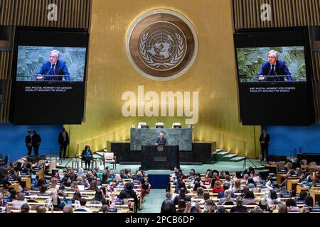 New York, USA. 13. März 2023. (230313) -- VEREINTE NATIONEN, 13. März 2023 (Xinhua) -- UN-Generalsekretär Antonio Guterres (auf dem Podium und auf den Bildschirmen) spricht auf einem Rathaustreffen mit der Zivilgesellschaft auf der 67. Sitzung der Kommission für die Rechtsstellung der Frau am Sitz der Vereinten Nationen in New York am 13. März 2023. Guterres warnte Montag, dass die digitale Kluft zwischen den Geschlechtern sich schnell zum neuen Gesicht der Ungleichheit zwischen den Geschlechtern entwickelt. (Eskinder Debebe/UN Foto/Handout über Xinhua) Kredit: Xinhua/Alamy Live News Kredit: Xinhua/Alamy Live News Stockfoto