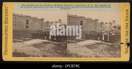 Die Zitadelle und die Southern Military Academy, Charleston, South Carolina, die Überreste der Betonmauer, die zur Zeit der Revolution gebaut wurde, und 600 Pfund Blakely Solid Shot im Vordergrund. Fotokollektion des Bürgerkriegs , Original Negativ ist verfügbar: LC-B8811-3113. Militärakademien, South Carolina, Charleston, 1860-1870, Ruinen, South Carolina, Charleston, 1860-1870, Kanonenbälle, 1860-1870, Vereinigte Staaten, Geschichte, Bürgerkrieg, 1861-1865, militärische Einrichtungen, South Carolina, Charleston. Stockfoto