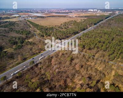 Aus der Vogelperspektive erkrankter Wälder mit geschädigten Bäumen, durch die die Autobahn verläuft, Deutschland Stockfoto