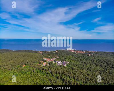 Blick aus der Vogelperspektive auf Nida - die größte Stadt der Kurischen Spucke in Litauen, neben der Grenze zur Russischen Föderation Stockfoto