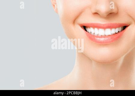 Perfekte weiße Zähne lächeln einer jungen Frau. Das Ergebnis der Zahnaufhellung. Das Bild symbolisiert Zahnpflegeprodukte, Closeup auf Weiß Stockfoto