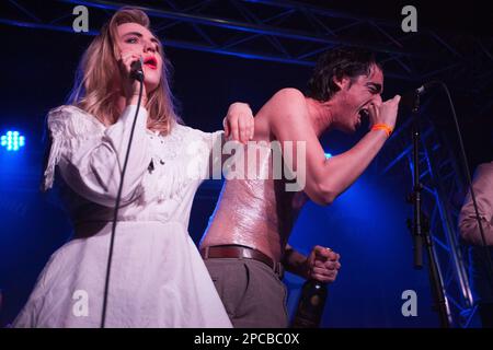 Moonlandingz (Mitglieder der Familie Fat White) spielen am 22. März 2017 im Cluny, Newcastle. Rebecca Taylor (Selbstwertgefühl) schloss sich ihnen an Stockfoto