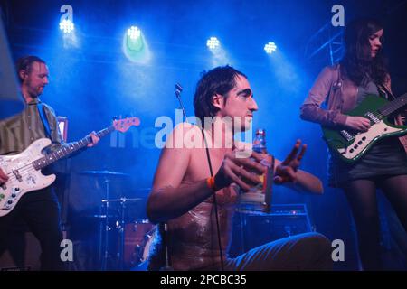 Moonlandingz (Mitglieder der Familie Fat White) spielen am 22. März 2017 im Cluny, Newcastle. Rebecca Taylor (Selbstwertgefühl) schloss sich ihnen an Stockfoto