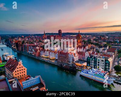 Der atemberaubende Sonnenuntergang über der fantastischen Altstadt von Danzig (Polen), Mitglied der Hanseatischen Liga mit Schiffen und Yachten im Fluss Stockfoto