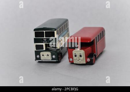 Bertie Bus und Bulgy Bus Thomas, die-Cast-Lokomotive, Spielzeuge für motorisierte Fahrzeuge, 1995, Tomy TrackMaster. Studioaufnahme Stockfoto