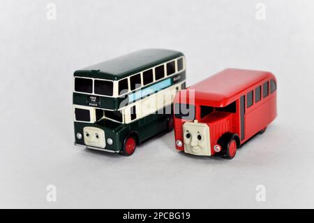 Bertie Bus und Bulgy Bus Thomas, die-Cast-Lokomotive, Spielzeuge für motorisierte Fahrzeuge, 1995, Tomy TrackMaster. Studioaufnahme Stockfoto