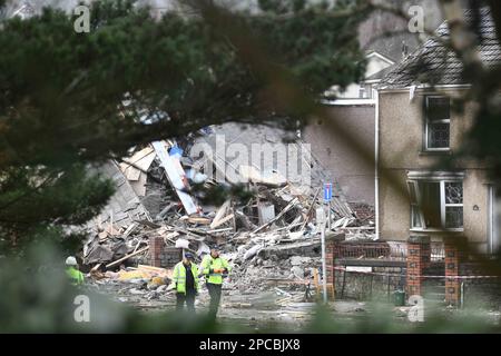 Eine riesige Gasexplosion zerstört Häuser in der Morriston-Gegend von Swansea in Wales. Es ist nicht bekannt, ob jemand verletzt wurde, aber die Explosion wurde meilenweit gehört und hat mindestens ein Haus zerstört. Stockfoto