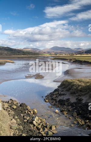 Die Flussmündung des Esk in Cumbria beginnt in der Scafell-Gebirgskette im Lake District, bevor sie in die Irische See in der Nähe von Ravenglass geht Stockfoto