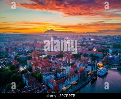 Der atemberaubende Sonnenuntergang über der fantastischen Altstadt von Danzig (Polen), Mitglied der Hanseatischen Liga mit Schiffen und Yachten im Fluss Stockfoto