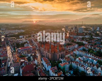 Der atemberaubende Sonnenuntergang über der fantastischen Altstadt von Danzig (Polen), Mitglied der Hanseatischen Liga mit Schiffen und Yachten im Fluss Stockfoto