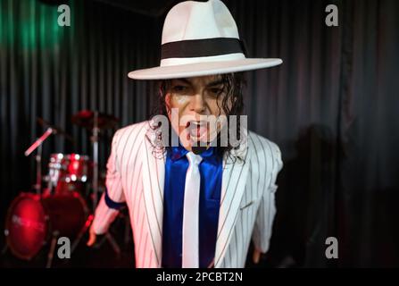 Antalya, Türkei - 10. September 2021: Porträt von Michael jackson, der in einem Wachsmuseum Anzug singt Stockfoto