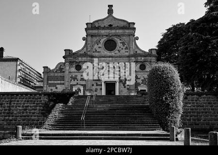 Eintritt in die historische Kirche des Klosters Abbazia di Praglia in Italien, monochrom Stockfoto