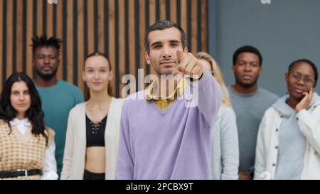 Junger Geschäftsmann zeigt mit dem Zeigefinger auf die Kamera. Stockfoto