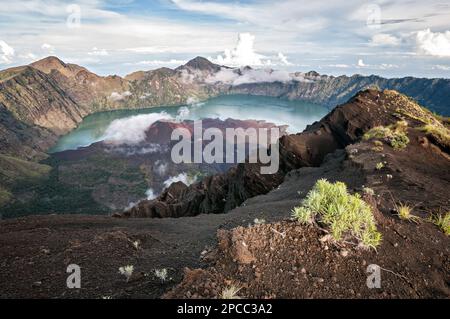 Caldera Segara Anak und sein aktiver Vulkan auf Mount Rinjani, Lombok, Indonesien Stockfoto