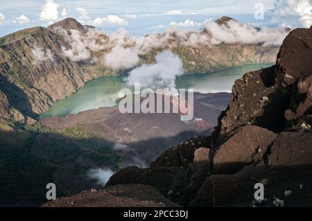 Aktiver Vulkan in der Segara Anak Caldera des Mount Rinjani, Lombok, Indonesien Stockfoto