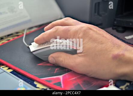 Foto von menschlicher Hand, die die Maus zum Arbeiten verwendet Stockfoto