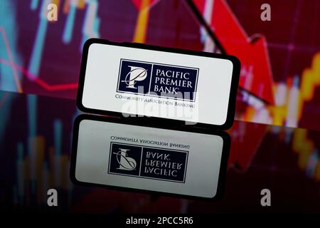 Kaunas, Litauen - 2023. März 13:Logo der Pacific Premier Bank auf rotem Hintergrund. Bankzusammenbruch. Bankrott Stockfoto