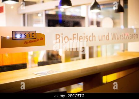 München, Deutschland. 13. März 2023. Zweig der insolventen Bio-Supermarktkette Basic am 13. März 2023 in München gesehen. (Foto: Alexander Pohl/Sipa USA) Guthaben: SIPA USA/Alamy Live News Stockfoto