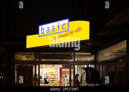 München, Deutschland. 13. März 2023. Zweig der insolventen Bio-Supermarktkette Basic am 13. März 2023 in München gesehen. (Foto: Alexander Pohl/Sipa USA) Guthaben: SIPA USA/Alamy Live News Stockfoto