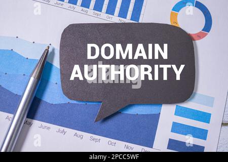 Text Domain Authority handgeschrieben von bunten Ölpastelltönen auf grünem Papier Stockfoto