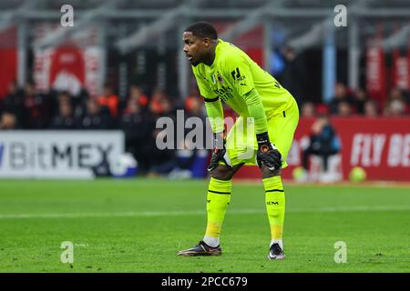 Mike Maignan vom AC Mailand sieht sich beim Fußballspiel der Serie A 2022/23 zwischen dem AC Mailand und der US Salernitana 1919 am 13. März 2023 im San Siro Stadium in Mailand, Italien, an Stockfoto