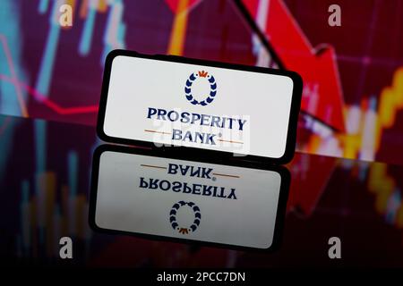 Kaunas, Litauen - 2023. März 13: Logo der Prosperity Bank auf rotem Hintergrund. Rote Aktien im Hintergrund Stockfoto