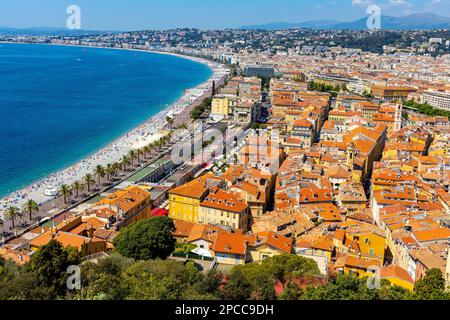 Nizza, Frankreich - 3. August 2022: Schönes Panorama mit Altstadt Vieille Ville, Promenade des Anglais Boulevard und Strand an der französischen Riviera von medi Stockfoto