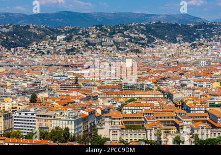 Nizza, Frankreich - 3. August 2022: Schönes Panorama mit Riquier, Cimiez und Saint Roch historische Altstadt mit Alpengebirge an der französischen Riviera Stockfoto