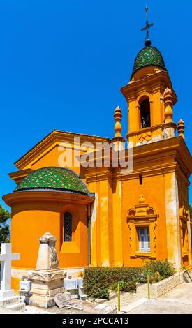 Nizza, Frankreich - 3. August 2022: Historischer Cimetiere do Chateau christlicher Friedhof mit Heiliger Dreifaltigkeitskapelle in der historischen Altstadt von Nizza Stockfoto