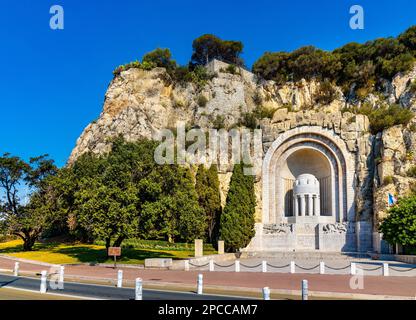 Nizza, Frankreich - 5. August 2022: Monument aux Morts Memorial to Falling on Rauba Capeu im Ersten Weltkrieg auf dem Schlosshügel im historischen Hafen von Nizza Stockfoto
