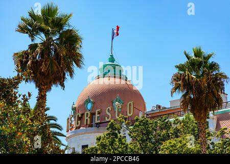 Nizza, Frankreich - 7. August 2022: Le Negresco Luxushotel im französischen Stil an der Promenade des Anglais entlang der historischen Altstadt Nizza Strand an der französischen Riviera Azu Stockfoto