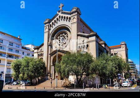 Nizza, Frankreich - 7. August 2022: Eglise Saint Pierre d'Arene St. Peter Kirche in der Rue de France im historischen Viertel Le Carre d'Or von Nizza Stockfoto