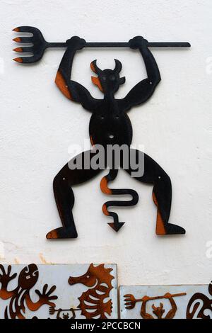 El Diablo Devil wurde ursprünglich von Cesar Manrique entworfen, an der Seite eines Shops in Playa Blanca, Lanzarote, Kanarische Inseln. Aufgenommen Am 2023. März. Zyl Stockfoto