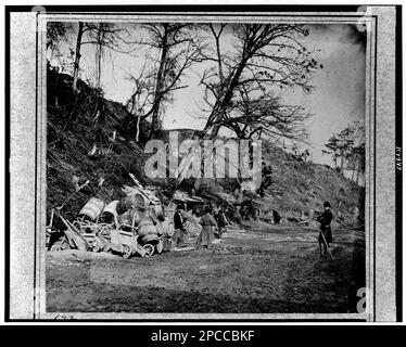 Dutch Gap Kanal. Nr. 672, Titel von Artikel, mit fünf weiteren Fotos mit allgemeiner Beschriftung: Dutch Gap Canal. Die obere Reihe der im April 1865 geäußerten Standpunkte. Die untere Reihe von Ausblicken, die im November 1864 aufgenommen wurden, während der Kanal gegraben wurde, Gift; Oberst Godwin Ordway; 1948. USA, Geschichte, Bürgerkrieg, 1861-1865, Militärpersonal, Usa, Virginia, James River. Stockfoto