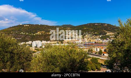 Nizza, Frankreich - 7. August 2022: Berg Gros und Alpen Hügel mit astronomischem Observatorium über dem Paillon Flusstal, Blick vom Cimiez Bezirk Nizza Stockfoto