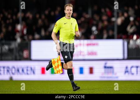 ALMERE, NIEDERLANDE - MÄRZ 13: Stellvertretender Schiedsrichter Sjoerd Nanninga beim niederländischen Keukenkampioendivisie-Spiel zwischen dem FC Almere City und dem VVV Venlo im Yanmar Stadion am 13. März 2023 in Almere, Niederlande (Foto: Patrick Goosen/Orange Pictures) Stockfoto